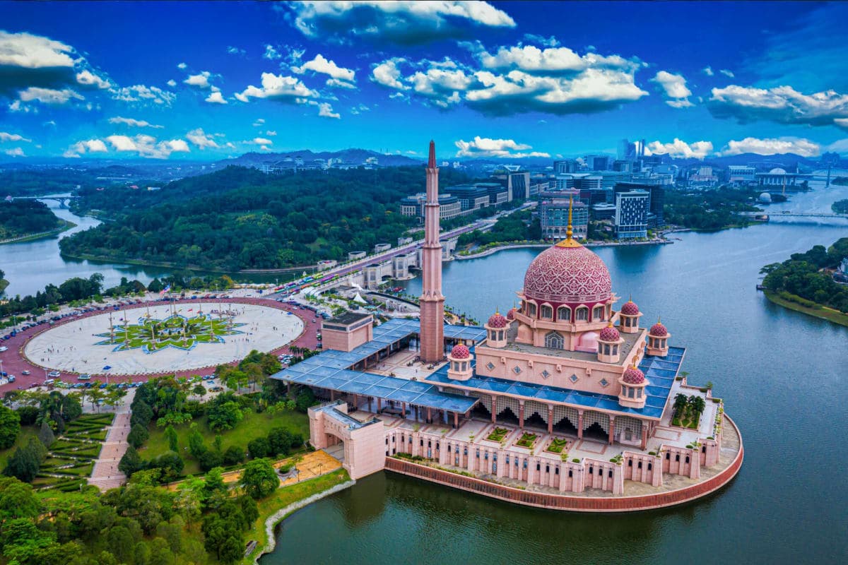 Putrajaya Tour with Traditional Boat Cruise